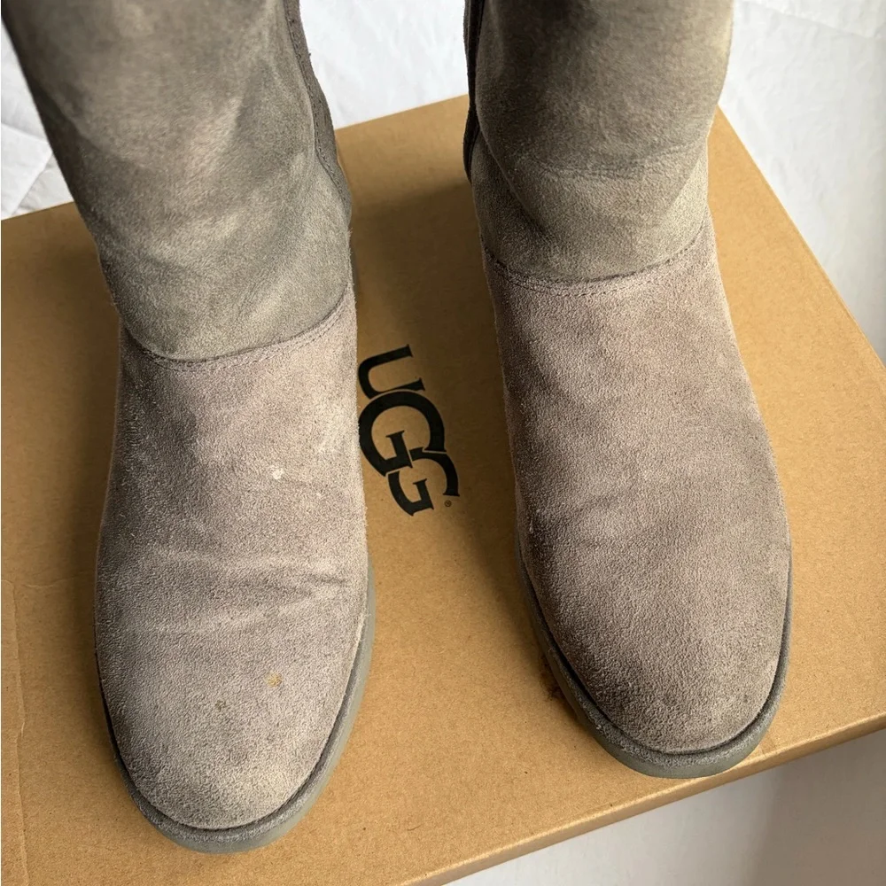 UGG Women's Amie Gray Suede Slim Short Sheepskin Boots - Picture 3 of 7